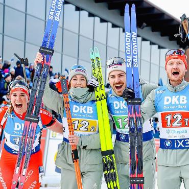 Biathlet Joscha Burkhalter holt ersten Podestplatz - V.l. Lena Häcki-Gross, Aita Gasparin, Joscha Burkhalter und Sebastian Stalder jubeln über den zweiten Rang. FOTO: ZVG