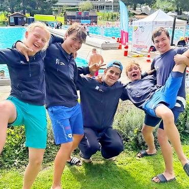 Lederne Medaillen für Saaner Rettungsschwimmer:innen - Sharleen, Remo, Benz, Lars und Laurin.