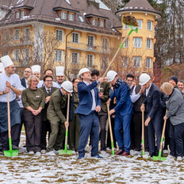 Spatenstich beim Le Grand Bellevue Gstaad ausgeführt - Die Mitarbeitenden des Le Grand Bellevue Gstaad feiern den symbolischen Spatenstich gemeinsam. FOTOS: JONATHAN SCHOPFER