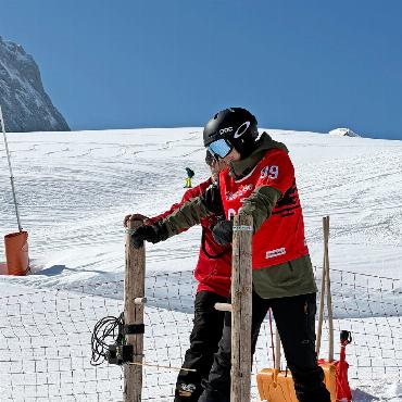 Spannung beim Banked Slalom dank Nachwuchstalenten - Eine eindrückliche Bergkulisse zierte die Rennstrecke wie auch den Start des Banked Slaloms am vergangenen Samstag bei der blauen Piste des Les Gouilles–Chalberhöni. FOTO: ELISA OPPERMANN