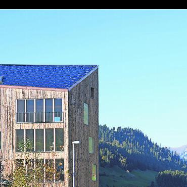 Ein Haus für mich, dich und die Ewigkeit? - Haus ohne Heizung: Das solare Direktgewinnhaus der N11-Architekten und -Bauingenieure in Zweisimmen. FOTO: ZVG