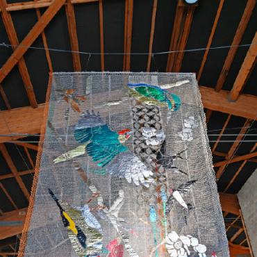 Kunst als Botschafterin - Die aus Inox-Stahlfäden geflochtenen Läufer, auf denen alle vier Jahreszeiten appliziert sind, wirken imposant und filigran zugleich. FOTOS: JENNY STERCHI