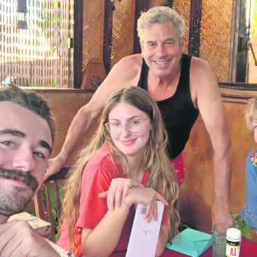 Im Saanenland aufgewachsen und jetzt… - Mathias, Eva, Marc und JulieRae in ihrem Haus in San Diego an der Westküste der USA. Der Vater ist der Einzige, der ein unverfälschtes Saanendeutsch spricht – mit einem winzigen amerikanischen Akzent.