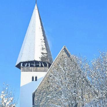 Einladung zur ökumenischen Feier zur Grabfeldaufhebung - Die Feier findet bei der Kirche Saanen statt. FOTO: MARIANNE KELLENBERGER
