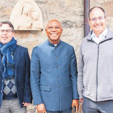 «Sie waren gekommen, um mich zu töten» - Sie setzten sich ein für Menschen in Not: (von links) Ivo Schürmann, Head of Communication bei Kirche in Not, Monsignore Obiora Ike und Pfarrer Alexander Pasalidi.