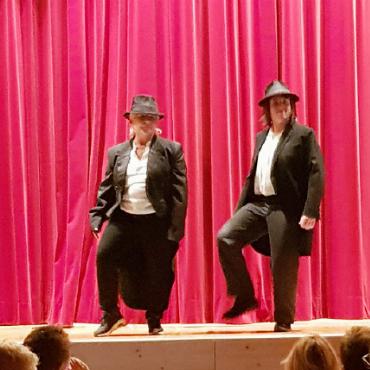 Dank sprudelnder Energie keine Winterstromlücke in Lauenen - Sketch «Dick und Doof» zum Song «Billie Jean» von Michael Jackson. Links Karin Ryser, rechts Tabitha Perreten.