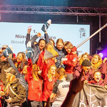 Saanenland dominiert am Swiss Snow Happening 2026 - Das Frauen-Demoteam Nüschti Synchro holte zum dritten Mal in Folge denSchweizermeistertitel.