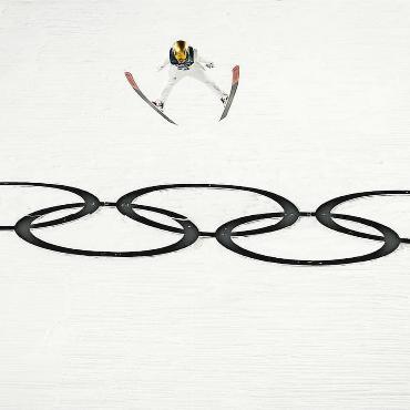 3 Starts – 3 Siege: Franjo von Allmen gelingt der Gold-Hattrick - Sandro Hauswirth nimmt zum ersten Mal an Olympischen Spielen teil. Hier bei einem seiner Sprünge auf der Normalschanze in Predazzo.
FOTO: EXPA PICTURES/JÜRGEN FEICHTER