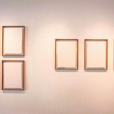 Schlichte Kunst mit bedeutungsvollem Hintergrund - Können Sie etwas erkennen? Crasneanscki erzählt bei diesen Bildern ein Erlebnis aus dem Himalayagebiet. Wer ganz nahe vor den Kunstwerken steht, kann Berge erkennen. Diese hat er mittels einer Methode aus dem Mittelalter, welche die ersten Wasserzeichen hervorbrachte, eingeprägt.