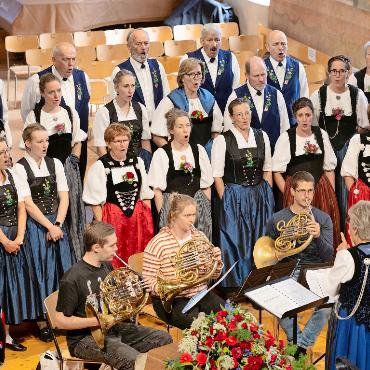 Behütet sein in Gottes Gegenwart - Die Musik des Waldhornbläserquartetts aus Luzern fügte sich hervorragend in die Jodel- und Orgelmusik ein. V.l. Nils Wiesli, Pauline Zahno Marcial Holzer und der Leiter Gabriel Sieber.
