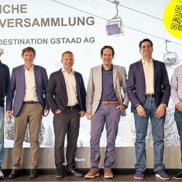 «Wir dürfen nicht am Pult eines Sachbearbeiters scheitern!» - Die Scheidenden, die Leiter und die Neuen im Verwaltungsrat der Bergbahnen Destination Gstaad AG, v.l.: Walter Lüthi und Gilles Lacour (beide ausgetreten); Jan Brand, Verwaltungsratspräsident; Matthias In-Albon, Geschäftsführer; Frédéric Boder und Philippe Cornet, beide neu in den VR gewählt. FOTO: KEREM MAURER