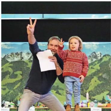 Ein wenig «Streif-Feeling» am Saaner Schülerrennen - Die einzige Chocolat-Juniorin Laura Addor mit Skiclubpräsident Reto Schneeberger.