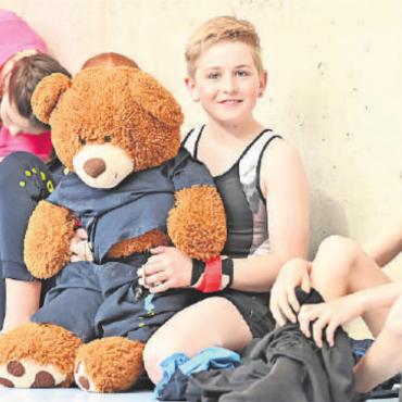 Flechtfrisuren, gestreckte Zehen und Applaus von der Tribüne - Die jungen Turner zeigten starke Leistungen. Sie sind zwar im Vergleich zu den Turnerinnen in der Minderheit, aber mit dem Maskottchen an ihrer Seite ist das auszuhalten.