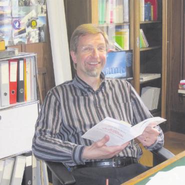 «Ich bin gerne frei und unabhängig» - Erinnerung an früher: Gerichtspräsident Peter Hänni in seinem Büro in Saanen.