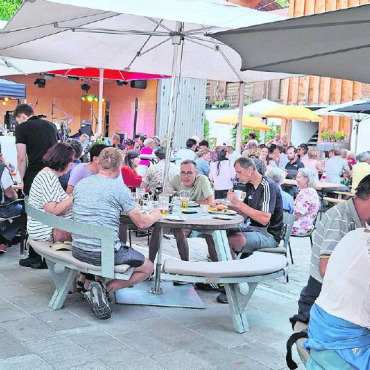 Die Sonne strahlte am Sommerfest mit Markt in Saanen - Die Terrassensitzplätze waren selten unbesetzt. Viele haben sich die Zeit zum gemütlichen Zusammensein und «Dorfe» genommen.