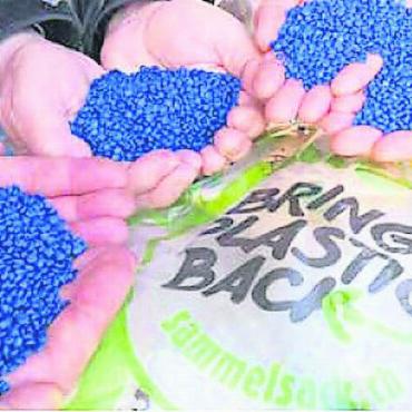 2022 wurden in der Gemeinde Gsteig 5405 Kilogramm Haushaltskunststoffe gesammelt - Das nach Farben sortierte Granulat aus dem Recycling. FOTO: WWW.SAMMELSACK.CH