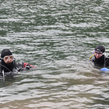 Arnenseeputzete - Tauchen gleich ab: Walter Aebi und Madlen Heim aus dem Seeland. Die Wassertemperatur betrug auf der Oberfläche 13 Grad, in 20 Metern Tiefe noch 8 Grad. 