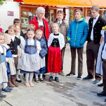 Für jeden Marktbesuchenden ein Lieblingskäse - Das Kinderjodlerchörli Saanenland erfreute Einheimische wie Gäste mit seinen Jodelliedern. FOTOS: UELI MÜLLER