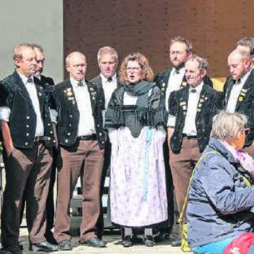 Alpkäse- und Glockenmarkt in Saanen - Der Jodlerklub Lauenen verbreitete richtige Feststimmung.