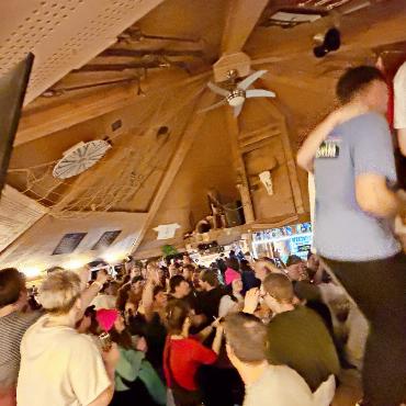 3 Starts – 3 Siege: Franjo von Allmen gelingt der Gold-Hattrick - Ausgelassene Stimmung: Die «Franatiker» feiern die drei Goldmedaillen von Franjo von Allmen in der Lothar-Bar in Zweisimmen.   FOTO: MARCO MINNIG