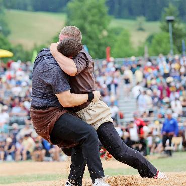 Aellen Florian «kranzt» am Emmentalischen Schwingfest - Aellen Florian gegen Schenk Patrick.