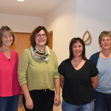 Die Gesuche haben zugenommen - Die beiden abtretenden Vorstandsmitglieder, flankiert von ihren Nachfolgerinnen (von links): Käthi Wampfler (Kassierin), Sandra Klopfenstein (neu), Franziska Kuhnen (neu) und Afra Kuhnen. (Foto: Anita Moser)