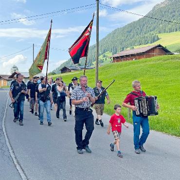 Vereinspräsident Toni Oehrli ist neuer Lauener Gemeindefähnrich - Umzug zum Hotel Alpenland.