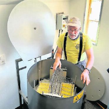 Zu Besuch bei den fleissigen Bienen - Willy Aegerter mit seiner neuen Schleuder. FOTOS: ROLF STEINER