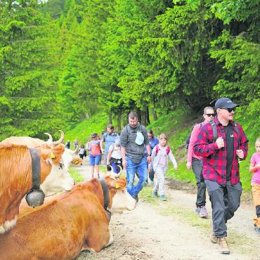 Zauber, zauberhaft, Alpenzauberweg - Freundliche Zuschauerinnen.