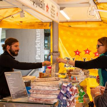 Unglaublich viel «Volk» am Ostermarkt in Saanen