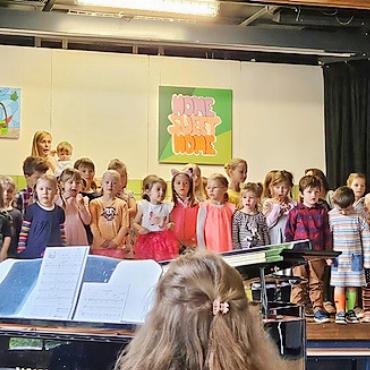 Mit der Frühmusik die faszinierende Welt der Musik entdecken - Musik und Bewegung: Auftritt am Sommerabschluss 2024. FOTO: ZVG