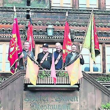 Neue Vereinsfähnriche beim Eidgenössischen Feldschiessen 2024 - Die stolzen Vereinsfähnriche 2024 posieren vor dem Hotel Bären.