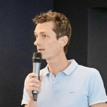 Offene Türen: Die Alpenruhe lud zu Vernissage und Entdeckungsreise ein - Markus Kindler begrüsst die Besucher:innen zum Tag der offenen Tür und zur Vernissage
der Bilderausstellung.