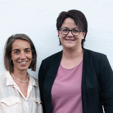 Maternité Alpine spürt Geburtenrückgang - Sie neue Co-Betriebsleitung der Maternité Alpine v.l.: Susanne Reber dipl. Pflegefachfrau & Hebamme BSc neben Andrea Linder, kaufmännische Angestellte. Auf dem Bild fehlt Noemie Stoller, Fachfrau Betreuung und Betagte & Hebamme BSc.
