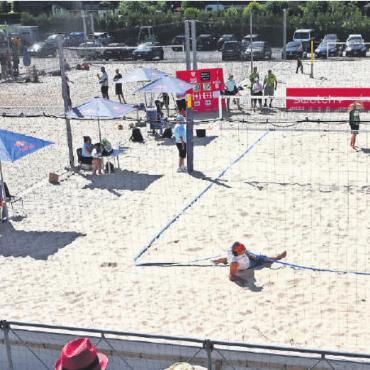 Das Swatch Beach Pro Gstaad - ein Beachvolleyballfest - Ausser Form, aber mit viel Schalk stand und lag Ex-Beachvolleyballprofi Paul Laciga im Gstaader Sand und unterhielt die Zuschauer in der Vorrunde des Swatch Mixed Turniers köstlich.