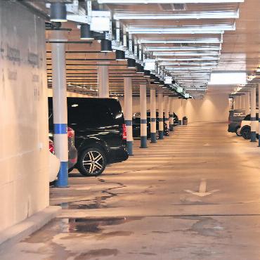 Das Parkhaus in Saanen muss saniert werden - In der Halle sorgen die Risse für Feuchtigkeit. FOTO: ANITA MOSER