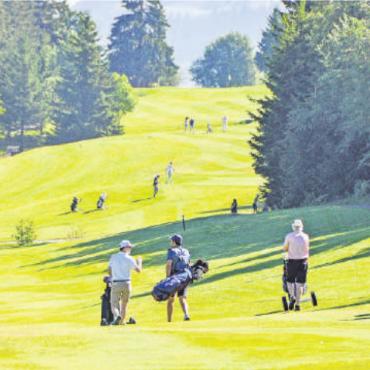 Golf und Yachting bei Sommerwetter und mit Sportbegeisterung - Strahlende Bedingungen für das Line-up beim Golf. FOTOS: GYC