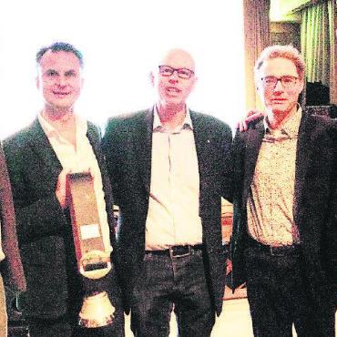 Zehn Jahre Kräftemessen im Auftrag der Freundschaft - Das Organisationskomitee des «The Alpina Cup» überreicht dem Sponsor des Anlasses Tim Weiland, General Manager The Alpina Gstaad, zum 10-jährigen Jubiläum eine Glocke (v.l.): Ondrej Vokoun (Le Rosey, Rennchef), Tim Weiland (General Manager The Alpina Gstaad), Frank Müller (Organi sation, Team Hockey Gstaad), Christoph Däpp (Schulleiter Gymnasium Gstaad), Andrew Spencer (Hockey Le Rosey).