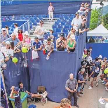Swiss Open Gstaad 2024 in Bildern - Die Fans warten auf allen Seiten für ein Autogramm oder Selfie mit Stefanos Tsitsipas.