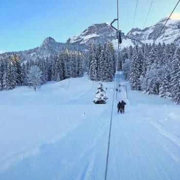 Viel Schnee und Topwetter sorgen für gelungenen Saisonstart - Nach zwei Jahren war auch der Heiti-Lift im Gsteig über die Festtage in Betrieb. FOTO: ZVG