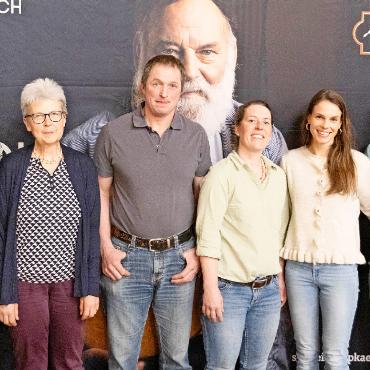 44 Sennerinnen und Sennen für herausragende Käsequalität geehrt - Von links: Rudolf und Ursula Trachsel (Lauenen, Stierendungel), Armin und Annina Müllener (Gstaad, Hasenloch) sowie Ramona und Jos Zumstein (Gstaad, Turnels). Es fehlen: Hedi Bütschi-von Grünigen (Saanen, Gfell), Alexander Gobeli (Saanen, Hintere Walig), Christian Haldi (Grund, Arnen), Patrick Röthlisberger (Schönried, Sefinen und Parwengen), Michael Schläppi (Grund, Gfellalp), Jürg Romang (Gstaad, Lätziweid) und Christian von Siebenthal (Lauenen, Marnex). FOTO: MICHAEL SCHINNERLING