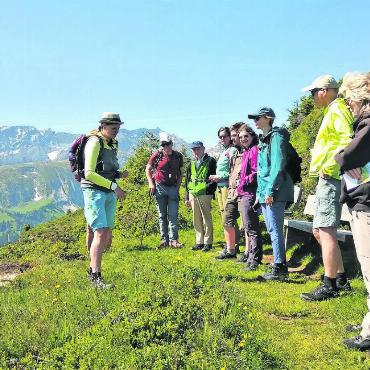 Klimagruppe Simmental unterwegs auf dem Alpenblumenweg - Spannend erläutert uns Margrit Dubi immer wieder neue Zusammenhänge und Spezialitäten, wie die Blumen für ihre Fortpflanzung ausgerüstet sind. FOTO: KLIMAGRUPPE SIMMENTAL