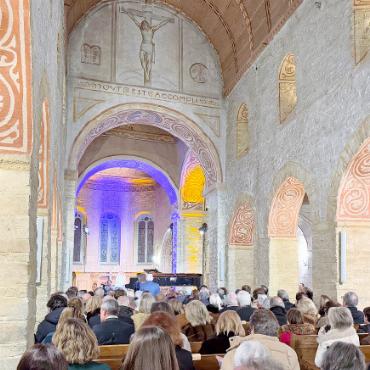 Stimmungsvoller Festivalauftakt - Zahlreiche Besucher:innen kamen in die Kirche, um den Klängen der Musizierenden zu lauschen.