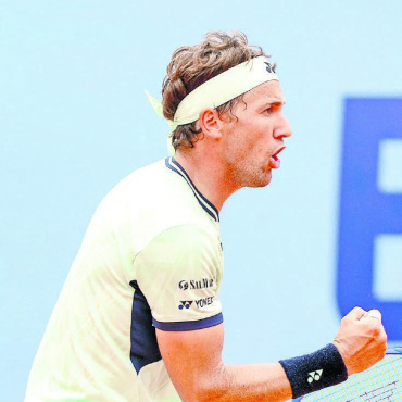 Schweizer Emotionen, internationale Überraschungen – Gstaad kommt in Fahrt - Casper Ruuds erster Match der Woche. Er hatte etwas mit der Gstaader Höhenlage und den weit über die Grundlinie fliegenden Bällen zu kämpfen. Doch letztlich entschied er die Partie in zwei Sätzen für sich.