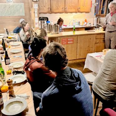 Roald Dahls schwarzer Humor in der Grubenberghütte - Das Publikum lauscht mit gespannter Stille.