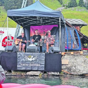 Tanz auf dem Wasser - Die Coverband «Lieblingslieder» präsentierte Songs zum Mitsingen. FOTO: JOCELYNE PAGE