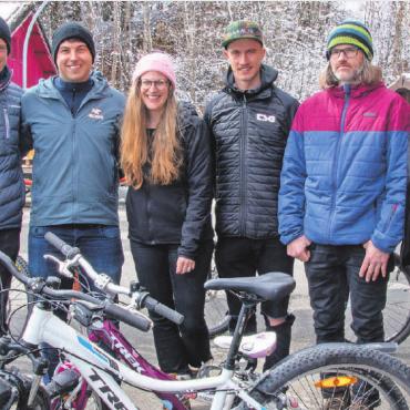 Leider kein T-Shirt-Wetter an der Velobörse - Hilfsbereit stand der Vorstand des Veloclubs allen Fragen Red und Antwort: (v.l.) Luca Cairoli, Micha Bach, Florence Hübner, Romeo Cairoli und Jörg Talmon L’Armée; Fredy Wälti (ganz rechts, nicht im Vorstand) als gute Seele.