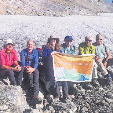 Rückkehr zum Glacier de la Plaine Morte - Mitglieder und Sympathisanten der Klimagruppe Simmental auf dem dahinschmelzenden Glacier de la Plaine Morte: Werner Kobi, Martin Hefti, Sonja Rubi, Ernst Zbären, Theres und François Clerc.
