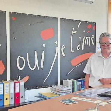 «Für mich stand immer der Mensch im Zentrum» - Gerichtspräsident Thomas Hiltpold in seinem Büro im Thuner Justizgebäude an der Scheibenstrasse. Hinter ihm ein Plakat des 2019 verstorbenen Berner Künstlers Rudolf Mumprecht. FOTO: SYLVIA GIOVANELLI