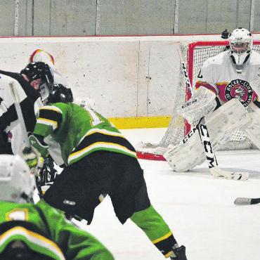 HC Gstaad-Saanenland: Ligameister und Aufsteiger - Voller Einsatz des noch jungen Torhüters Nick Blum. Trotz einigen «Big Saves» konnte er die Nieder lage nicht abwenden.
